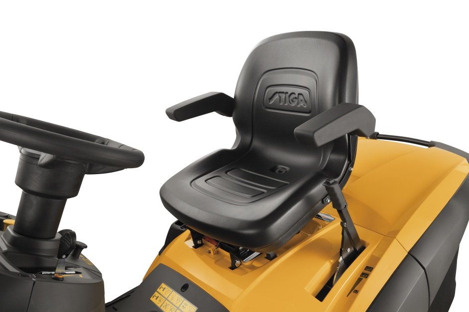 Stiga Allrad-Rasentraktor Estate 9122 WX mit Mulchstopfen, Anhängerkupplung und Ladegerät