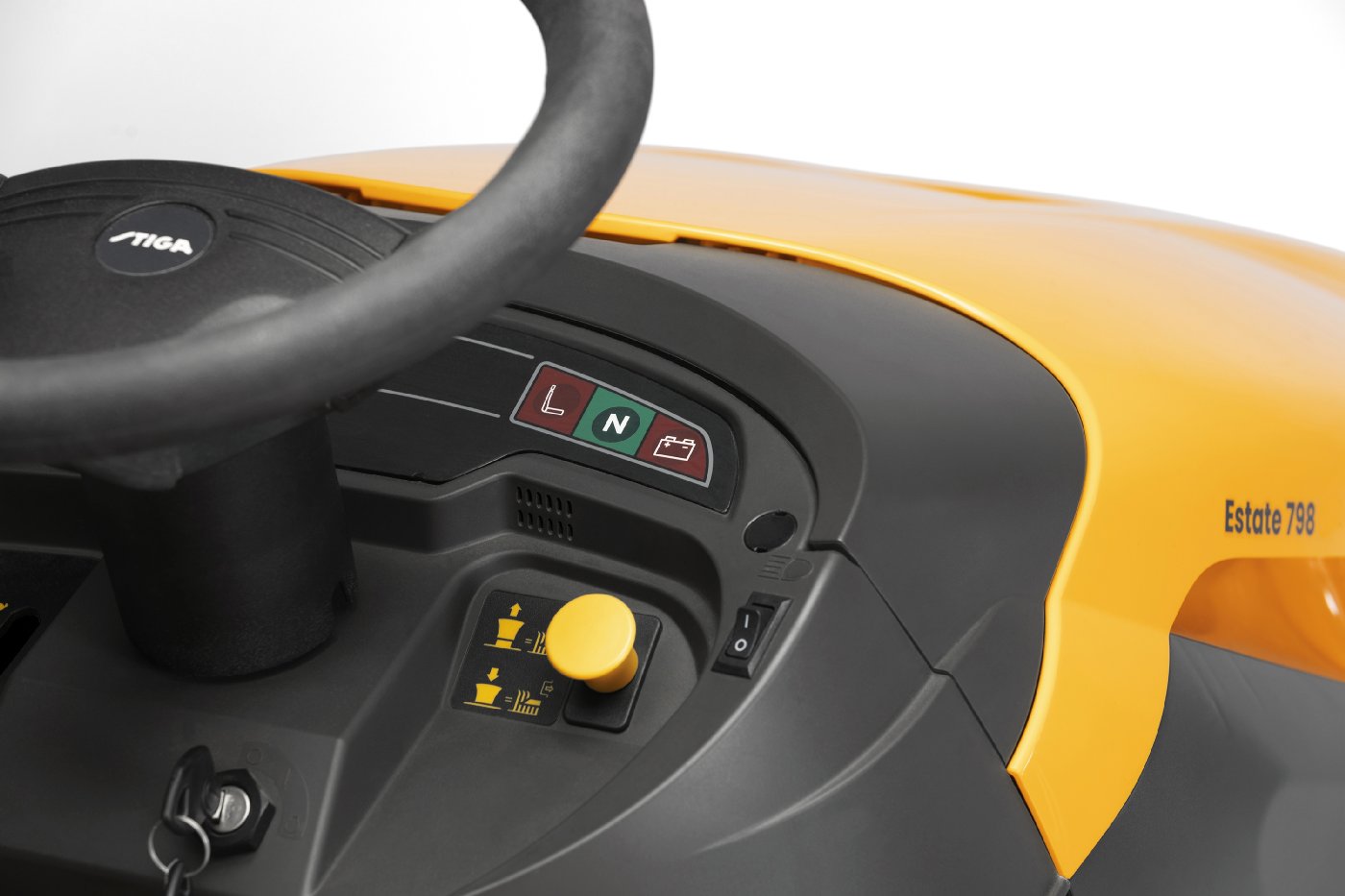 Stiga Rasentraktor Estate 798 mit Mulchstopfen, Anhängerkupplung und Ladegerät